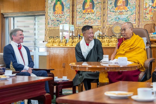 美國眾議院外交委員會主席麥考爾（左）率團訪問達賴喇嘛（右），希望推動北京與西藏流亡政府的和談。 圖：翻攝自達賴喇嘛官網