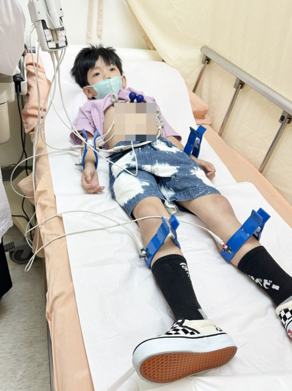 蔡阿嘎曝光了蔡桃貴躺在病床上，全身黏滿管線的照片。 圖：翻攝自蔡桃貴IG