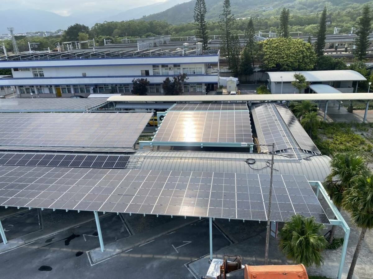 台鐵公司在台東站區規劃設置太陽光電棚架，並於今(24)日正式啟用。 國：台灣鐵路股份有限公司／提供