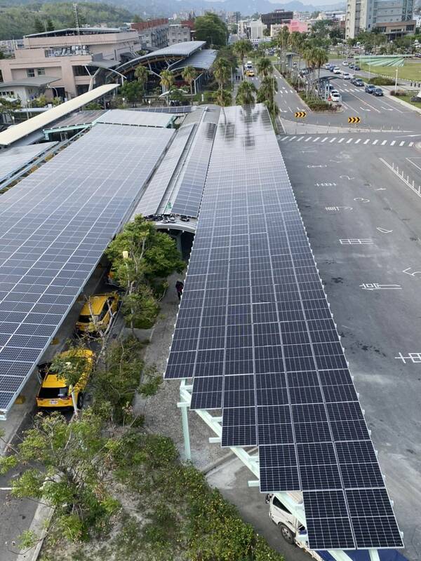 東站區的太陽光電設施佔地9,641平方公尺，總裝機容量達1,707.815瓩(約1.71MW)，每年可發電約168萬541度。 國：台灣鐵路股份有限公司／提供