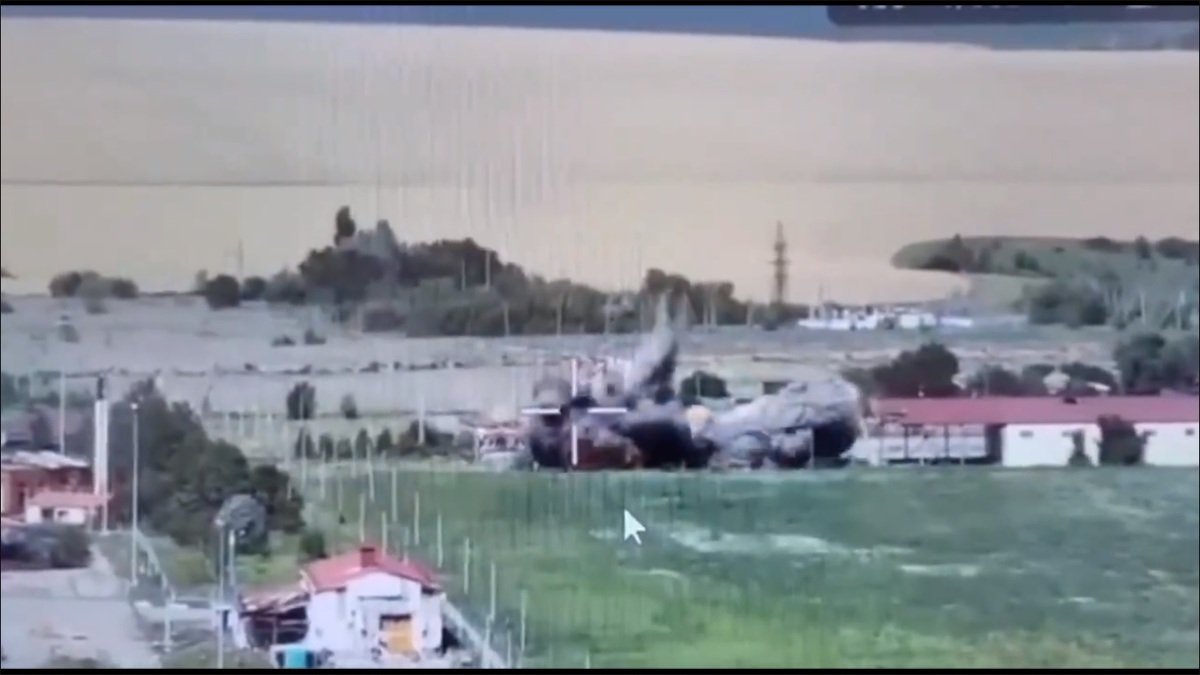 位於別爾哥羅德地區的俄軍摩托化旅指揮部被烏克蘭的航空炸彈炸毀。 圖：截取自 @NiKiTa_32156 X 分享影片