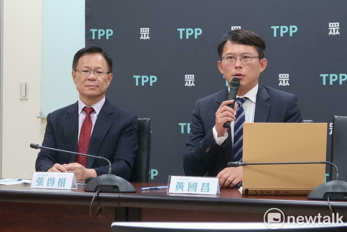 民眾黨立院黨團總召黃國昌（右）與立委張啟楷。 圖：林朝億/攝