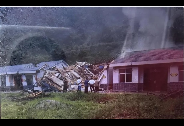 中國南部近期遭受暴雨侵襲，湖南省甚至發生了山體滑坡的事故，造成 8 人死亡。 圖：翻攝自 騰訊網