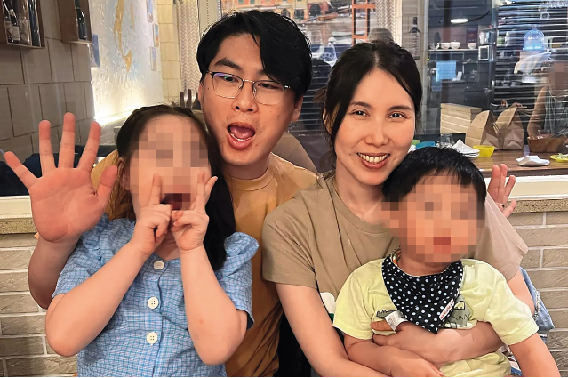 余苑綺（右後）2022年癌逝，留下一雙年幼子女，丈夫陳鑒（左後）卻淪為詐團車手頭。 圖：取自余苑綺臉書