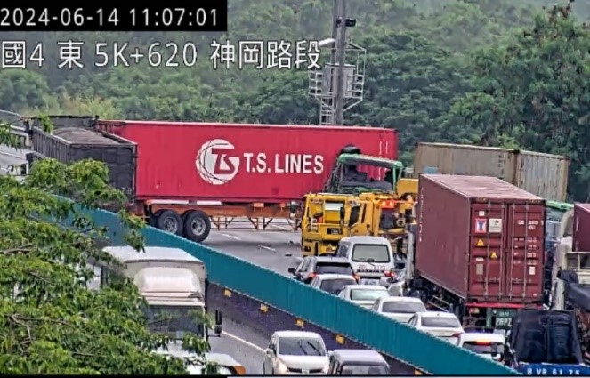 高公局特別提醒，駕駛需保持專注勿分心，行駛途中隨時注意車流與路況，以防止因分心導致事故不疲勞駕駛。 圖：交通部高速公路局／提供