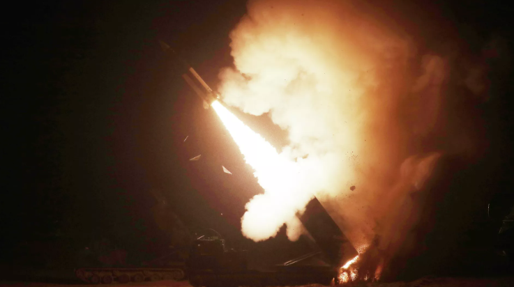 在一次軍事演習中發射的陸軍戰術飛彈系統（ATACMS）。 圖 : 翻攝自騰訊網
