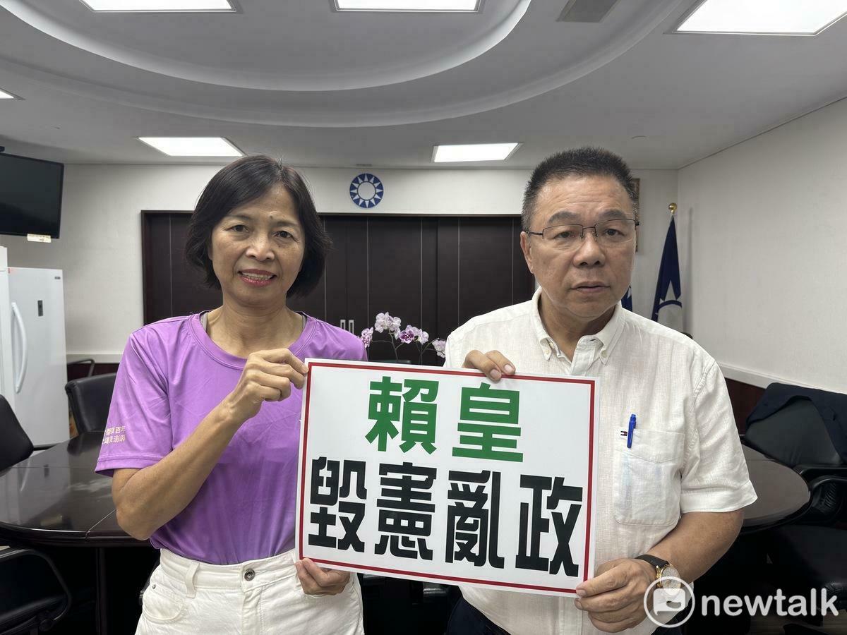 台南市議會國民黨團發言人蔡育輝和王家貞怒轟，賴清德打著遵守憲法、保護民眾權利高帽，提出釋憲、暫時處分，既然遵守憲法，為何要「毀憲亂政」成立三個委員會？上任才一個月，賴清德所作所為，不是要當總統，他是想當「皇帝」。 圖：黃博郎／攝