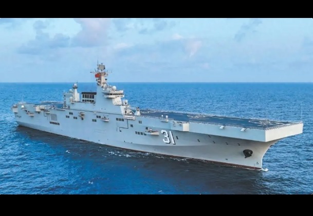 中國近期派遣 075 兩棲攻擊艦前往南海地區，試圖威嚇菲律賓。 圖：翻攝自 軍武次位面