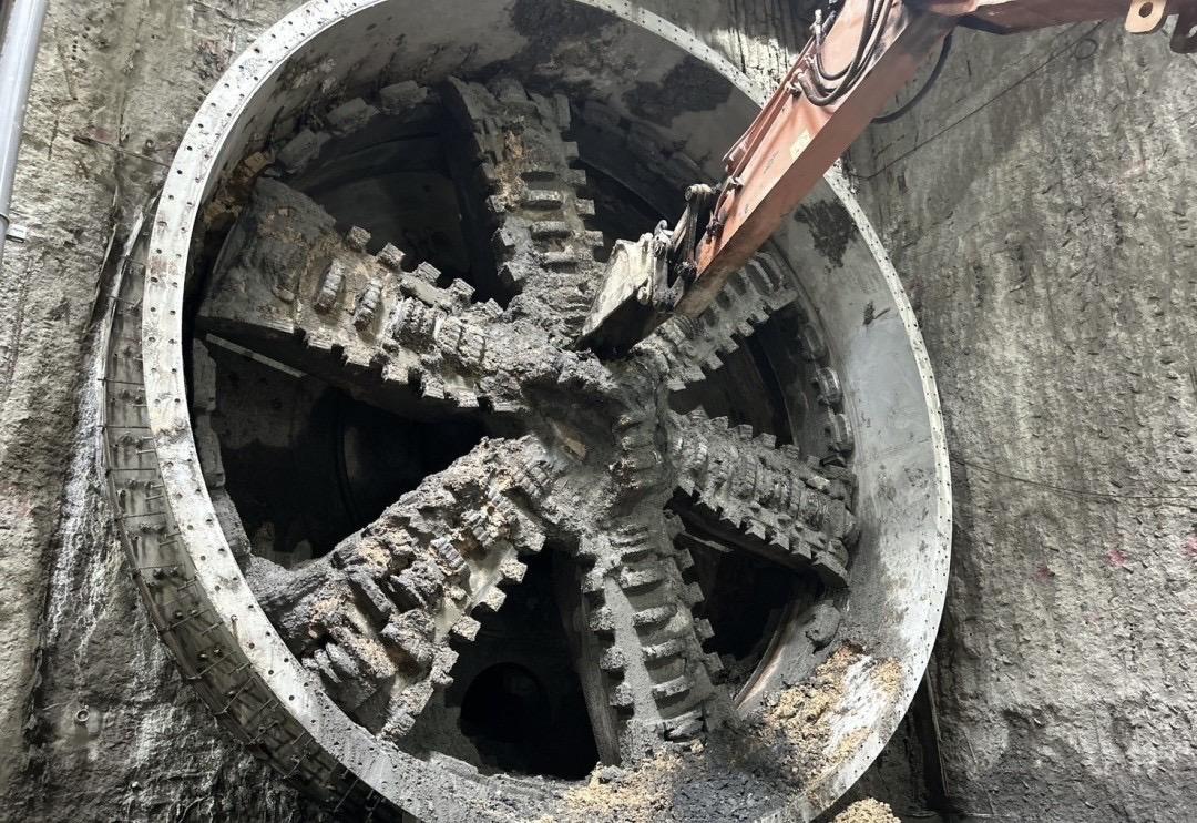 桃園捷運綠線潛盾機完成藝文特區北向三條隧道全數貫通。 圖：桃園市捷工局/提供