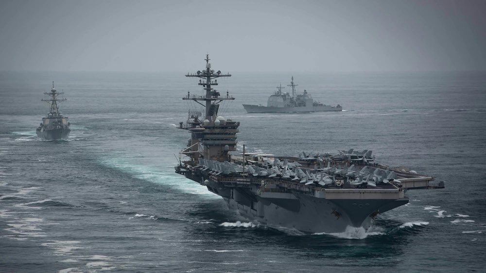美國海軍「羅斯福號(CVN-71)」22日駛入南韓釜山作戰基地。 圖：翻攝自 OSINTdefender X（前推特）帳號