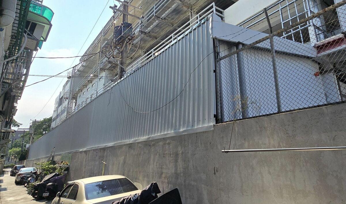 民眾檢舉原驗車車道及空間被改建成鐵皮屋倉庫。 圖：民眾提供