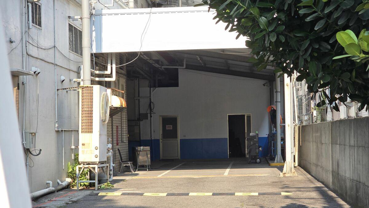保養場一樓驗車服務取消後空間被改成倉庫。 圖：民眾提供