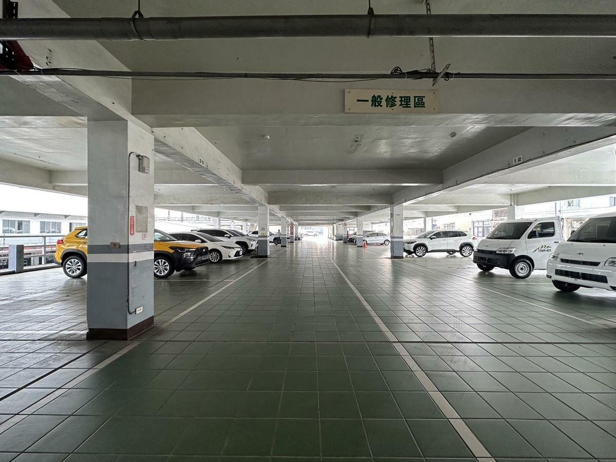 俫養廠二樓原有停車空間，目前正施工改建成辦公室。 圖：民眾／提供