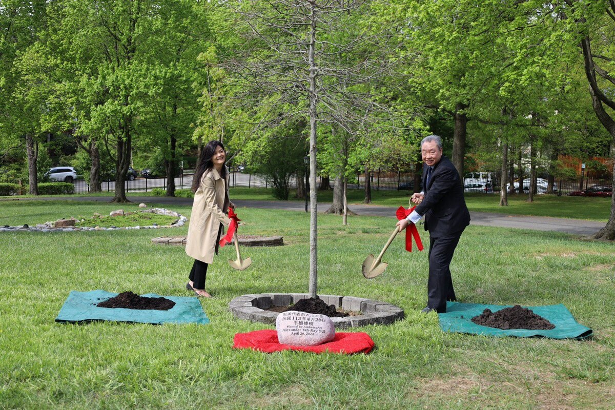 為響應植樹節，駐美代表俞大㵢（右）偕妻子，在雙橡園種下橡樹。 圖：翻攝自Taiwan in the US臉書
