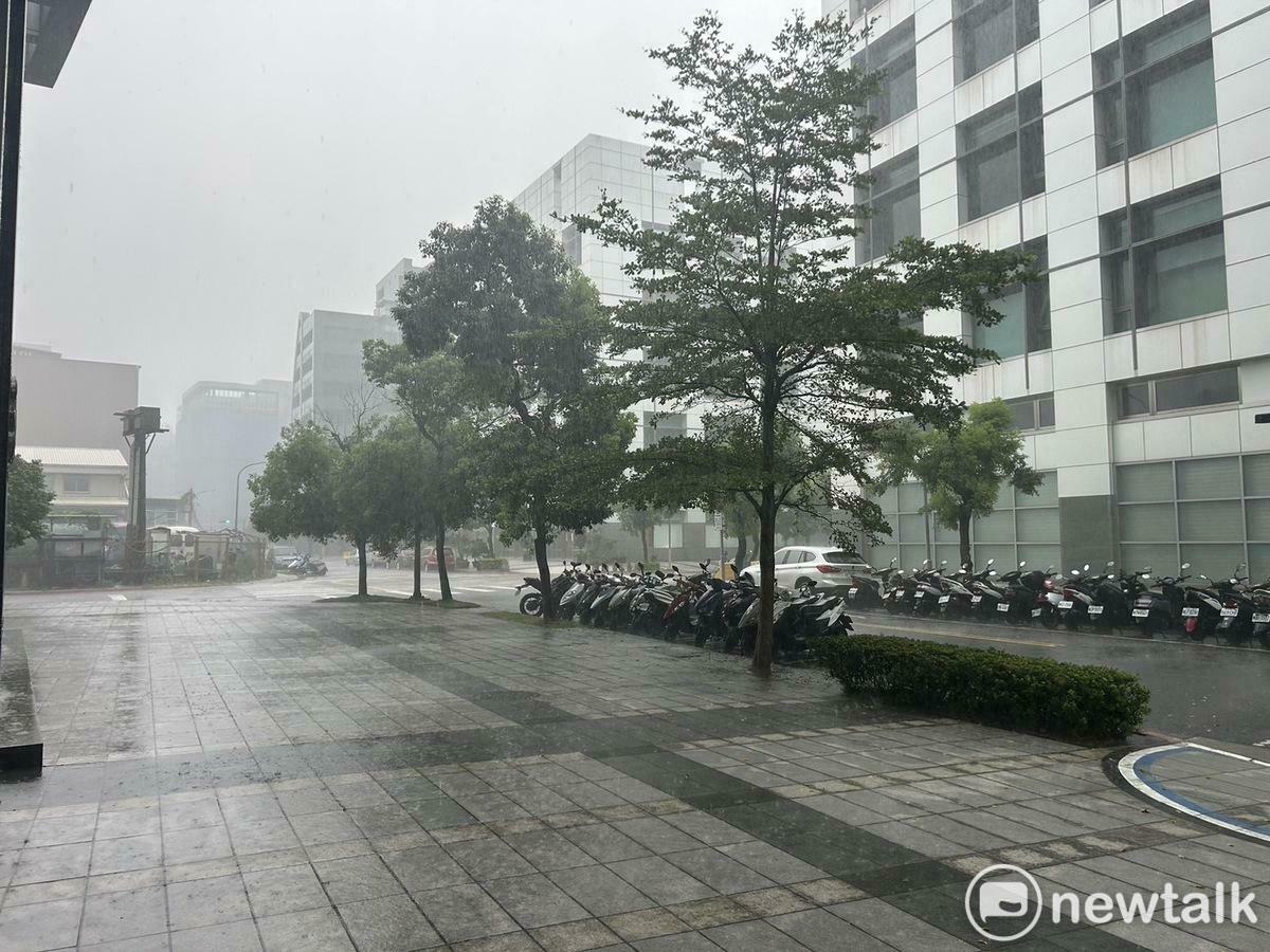 今日午後依然有旺盛的熱對流雲系發展影響，預估降雨熱區會比較偏向中北部地區，有短時強降兩發生的機率。 圖：林岑韋／攝