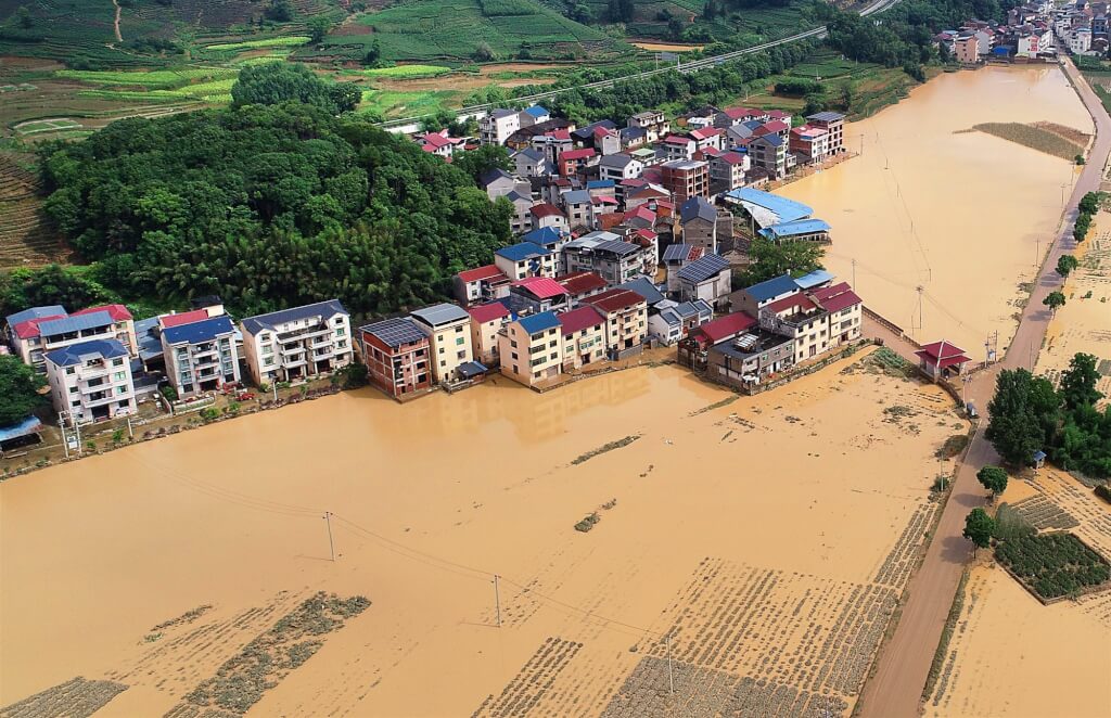 福建省南平市政和縣東平鎮農地16日被洪水淹沒。 圖：翻攝中新社