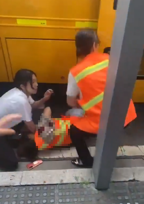 中國蘇州昨（24）日發生一起砍人案，兇手砍傷一對等車的日本母親跟男孩後，又企圖上校車繼續砍人。圖為被砍傷的乘務員。 圖：翻攝自李老師不是你老師 X（前推特）帳號