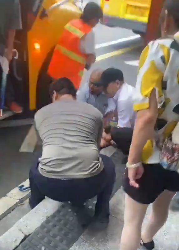 中國蘇州昨（24）日發生一起砍人案，兇手砍傷一對等車的日本母親跟男孩後，又企圖上校車繼續砍人。圖為被制伏的兇手。 圖：翻攝自 李老師不是你老師 X 帳號(資料照)