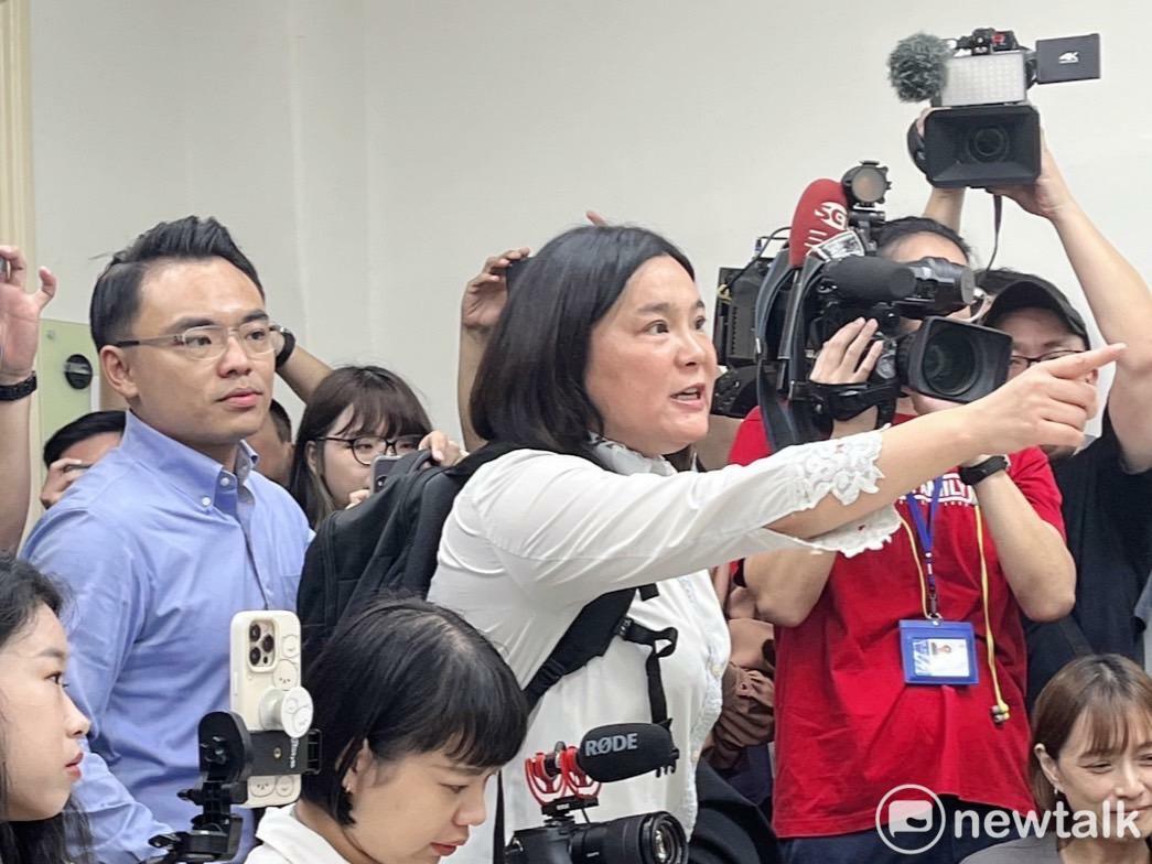 國民黨立委陳玉珍站在民進黨團記者會門外，被質疑盯梢後，還衝進去和綠委們爆發口角。 圖：金大鈞/攝