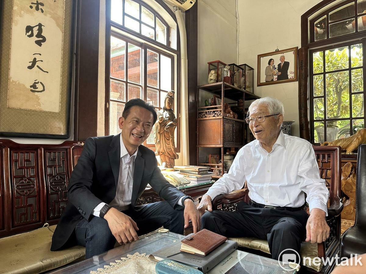 立委林俊憲於23日至後壁區拜訪總統府資政黃崑虎，請教黃崑虎對台灣當前面臨的挑戰有何看法？未來又該怎麼走？黃崑虎強調，主權尊嚴，是朝野上下所有人的共識。 圖：林俊憲服務處提供