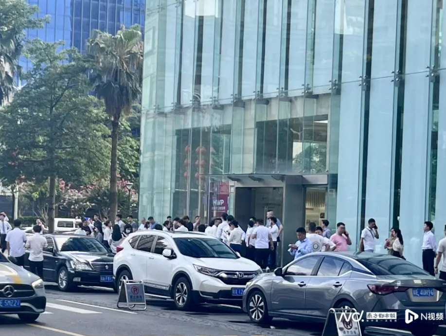 中國佛山禪城的金融中心 A 座大樓昨（24）日出現強烈晃動。圖為疏散民眾。 圖：翻攝自南方都市報
