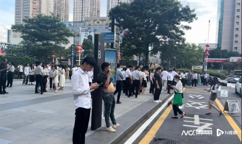 中國佛山禪城的金融中心 A 座大樓昨（24）日出現強烈晃動。圖為疏散民眾。 圖：翻攝自南方都市報