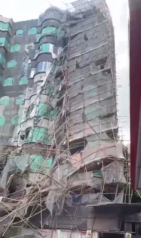 廣州居民樓鷹架倒塌，使建築一定程度變形。 圖：翻攝自北京侃爺 X（前推特）帳號