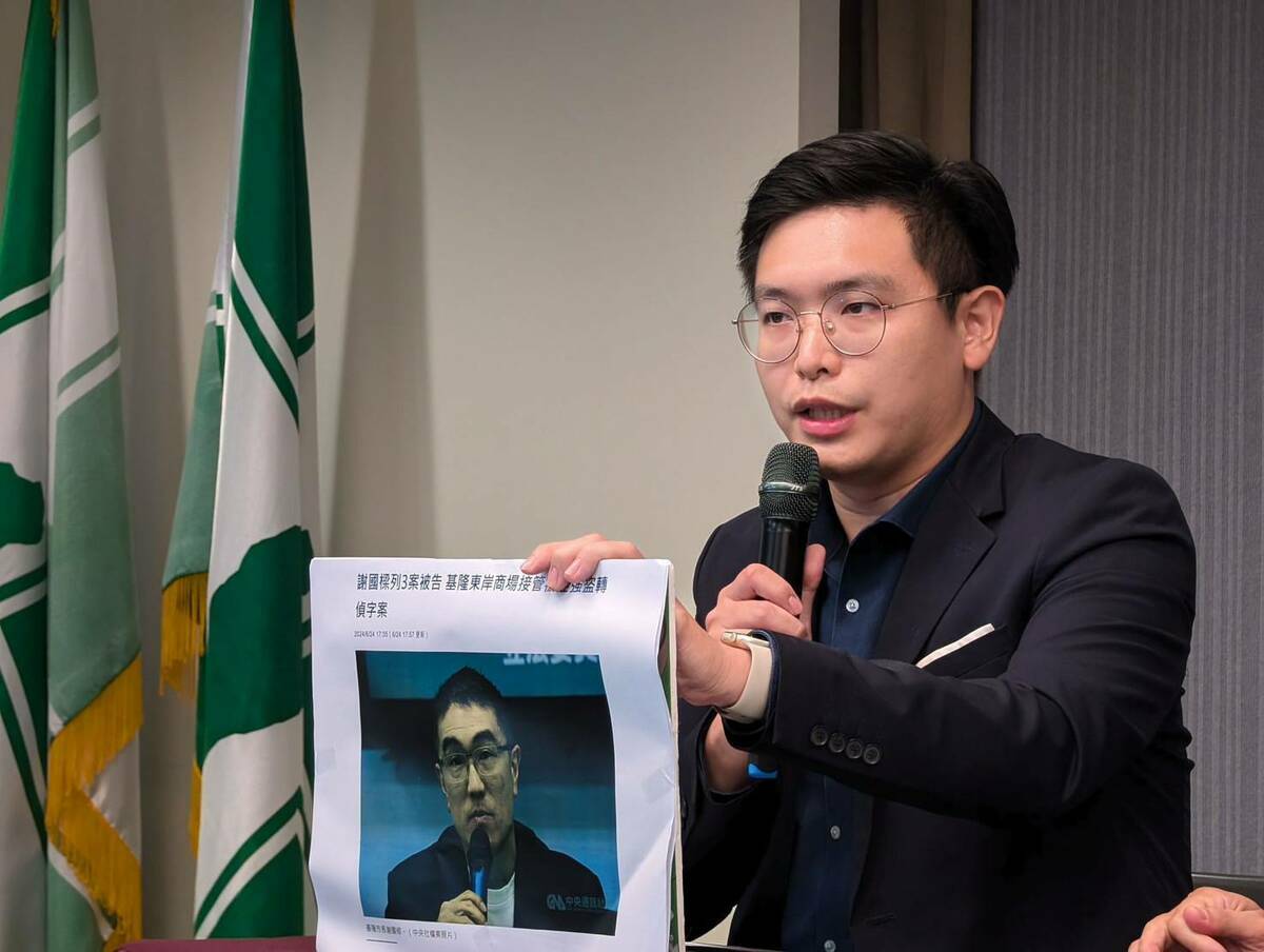基隆市議員張顥瀚出席民進黨「市長變強盜被告，謝國樑丟基隆人的臉」記者會。 圖：民進黨／提供