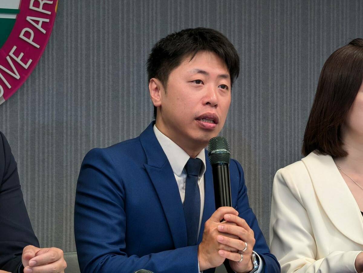 基隆市議員張之豪出席「市長變強盜被告，謝國樑丟基隆人的臉」記者會。 圖：民進黨提供（資料照）