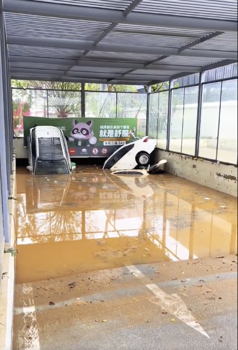 6 月 24 日，長沙地下停車場成泳池 圖：翻攝自Ｘ（前推特）推主「李老師不是你老師」
