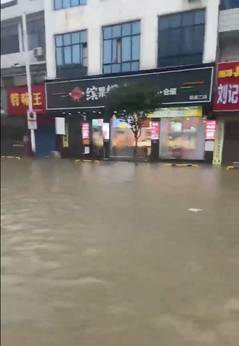 6 月 24 日，湖南嶽陽成大型水池 圖：翻攝自Ｘ（前推特）推主「李老師不是你老師」