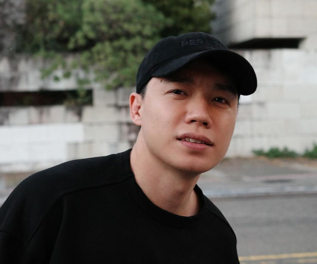 才入獄一個月，Toyz又再度被告，因為Toyz在2022年10月在直播時，暗示未成年網美「Vicky」和男團「原子少年」成員「小孩」玩4P。 圖：翻攝自Toyz IG