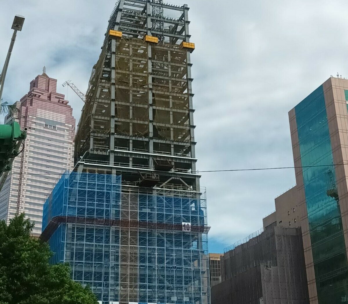 根據最新台經院景氣動向調查顯示，國內營造業，從供需來看，下半年營造業景氣好轉看待。(圖為台北市的房產建案資料照) 圖:蘇元和/攝影