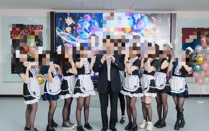 某家知名家電製造商近期因要求女性員工穿著女僕服裝為老闆慶生，還把照片貼在公司粉絲專頁引發是否為職場性騷擾相關爭議。 圖：翻攝自某家電臉書專頁