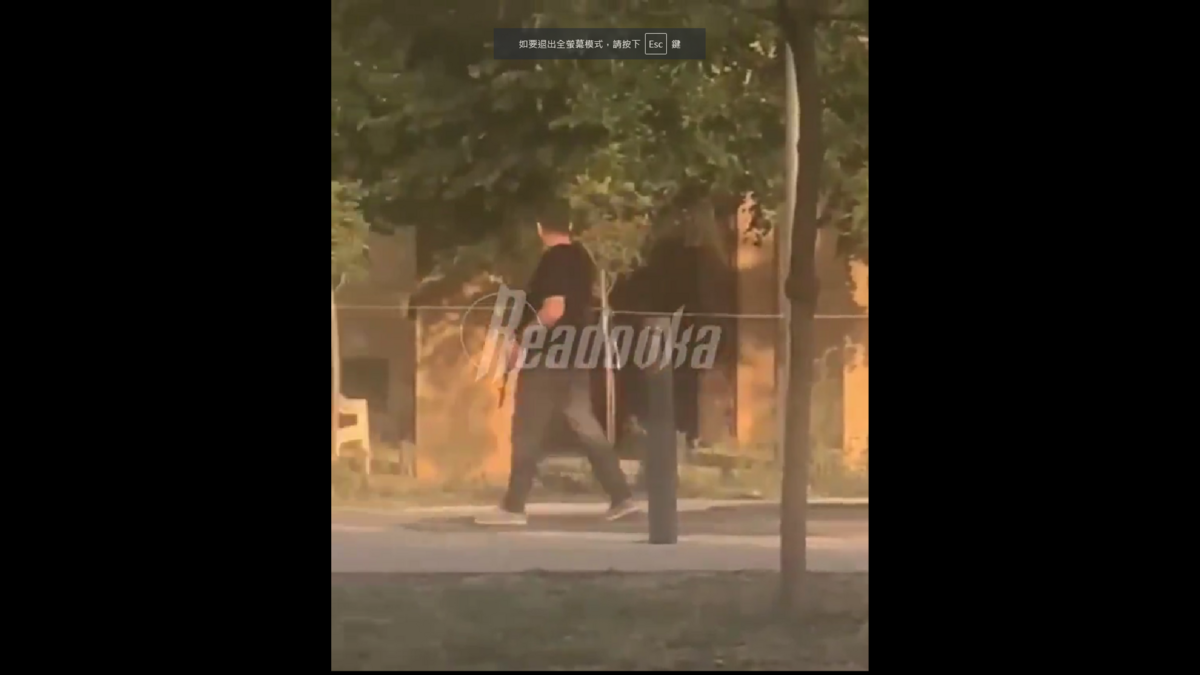 傑爾賓特，發生恐怖攻擊。搶手直接向街上的人開槍。 圖 : 翻攝自影片