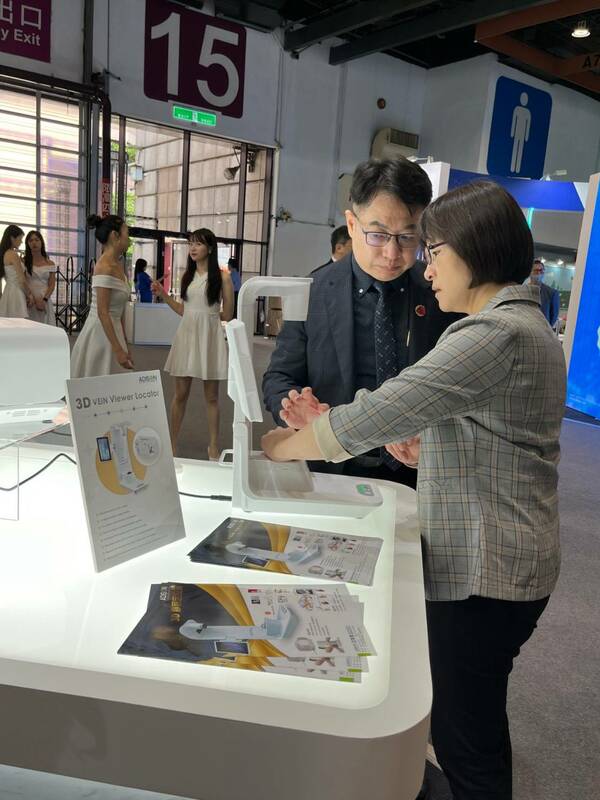 衛福部醫事司劉越萍司長參訪 ICEM 亞帝昇生醫科技。 圖：亞帝昇生醫科技/提供