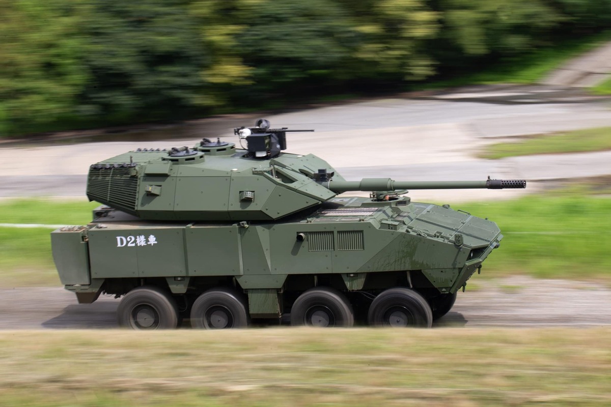 國造「105公厘輪型戰車」。軍備局說明，可搭乘4人、時速達100公里以上。 圖：翻攝「臉書」國防部發言人粉絲專頁/軍聞社
