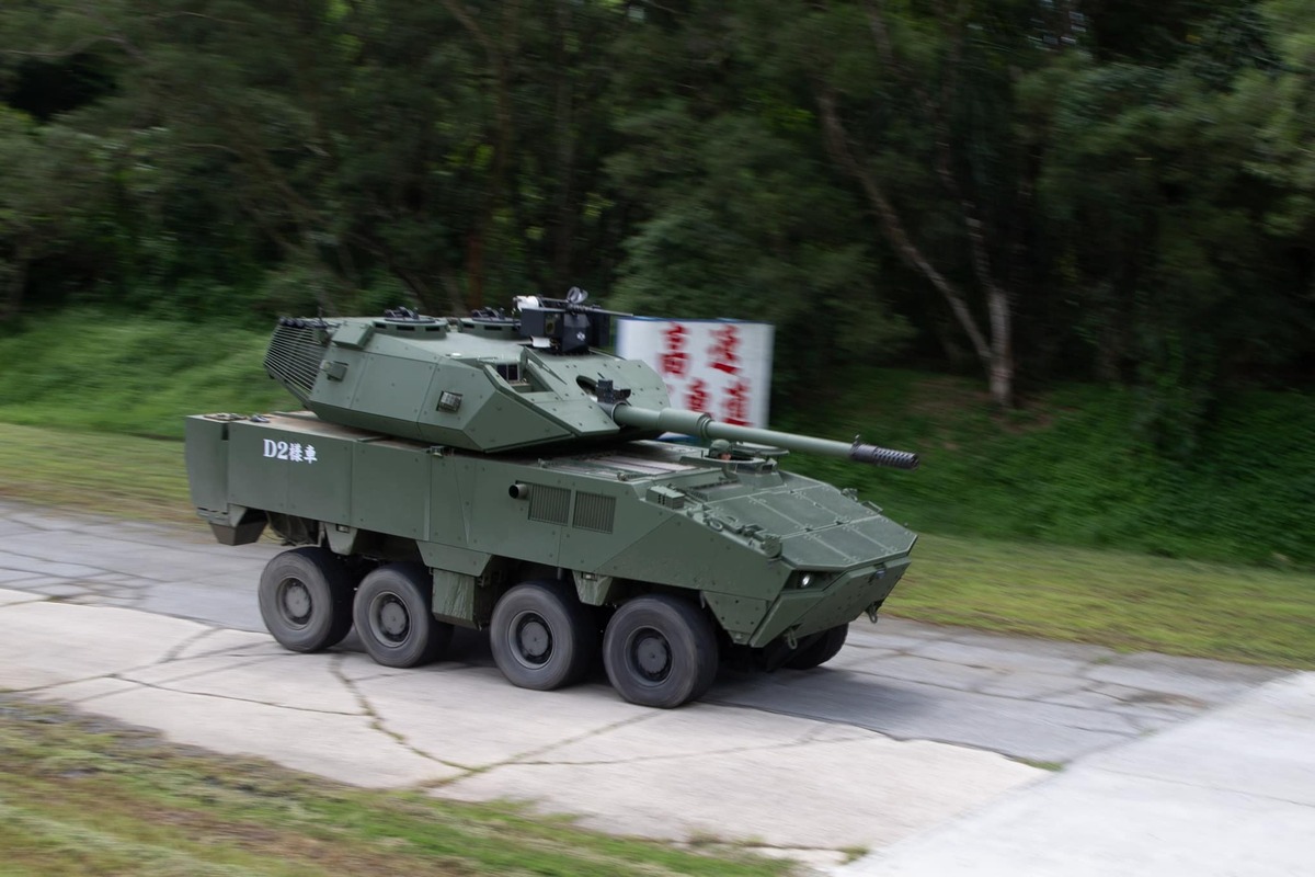 國造「105公厘輪型戰車」，高速煞停測試。 圖：翻攝「臉書」國防部發言人粉絲專頁/軍聞社