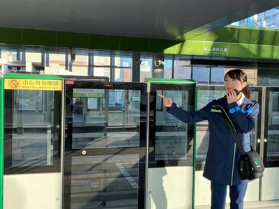 中捷運為了讓車站服務人員更容易識別「需要他人協助卻不好意思開口」的隱性需求旅客，特別設計「感謝您體貼」博愛貼紙，有需要的旅客可至各車站詢問處索取。 圖：台中市政府／提供