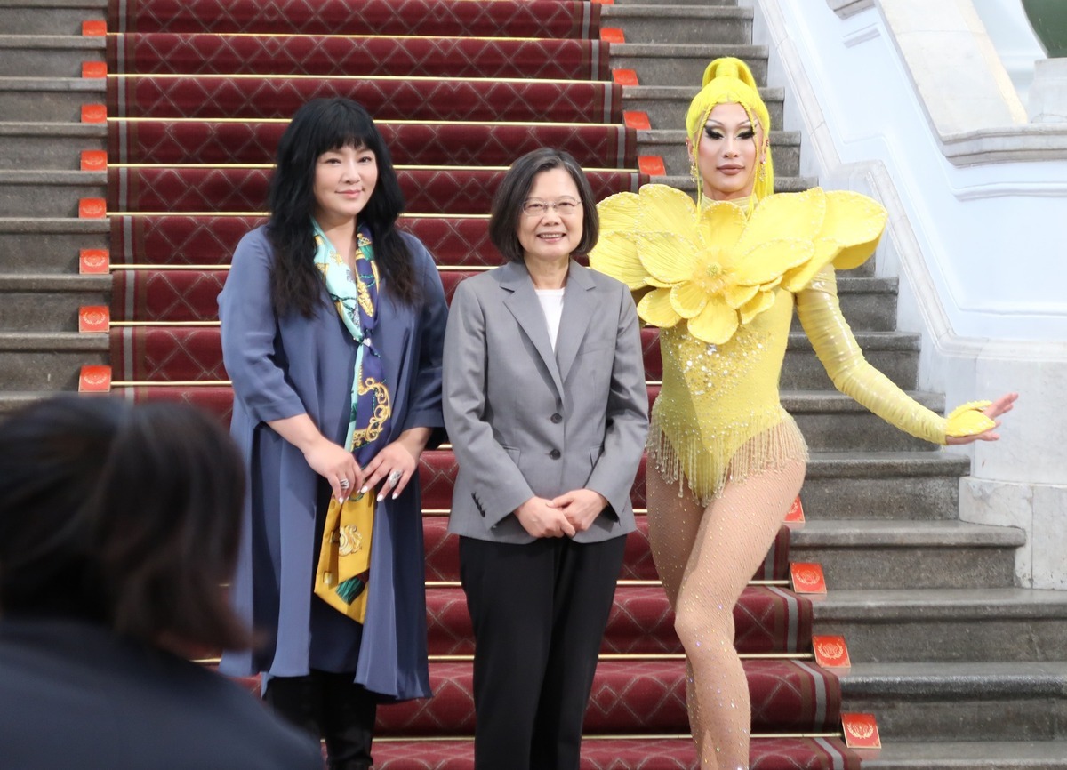 唐綺陽（左起）上月受邀赴總統府擔任觀禮嘉賓，並與前總統蔡英文、變裝皇后妮妃雅合影，不過這張照片也被中國網友拿去舉報她「台獨」。 圖：翻攝自臉書