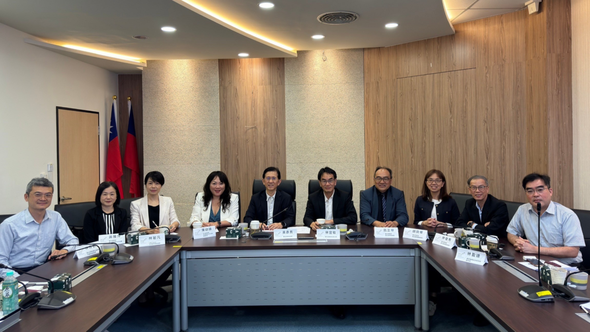 黃彥男部長及數發部團隊於會後與平台業者合影。 圖：數發部提供