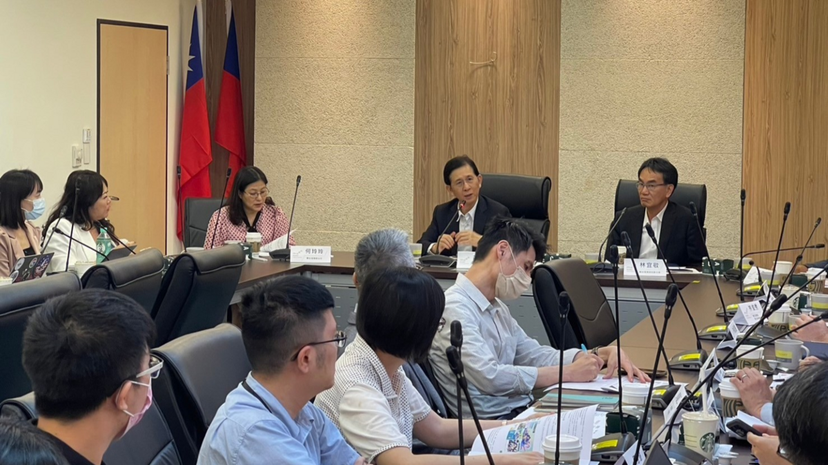 黃彥男部長於會議中說明數發部打詐作為並聽取平台業者意見。 圖：數發部提供