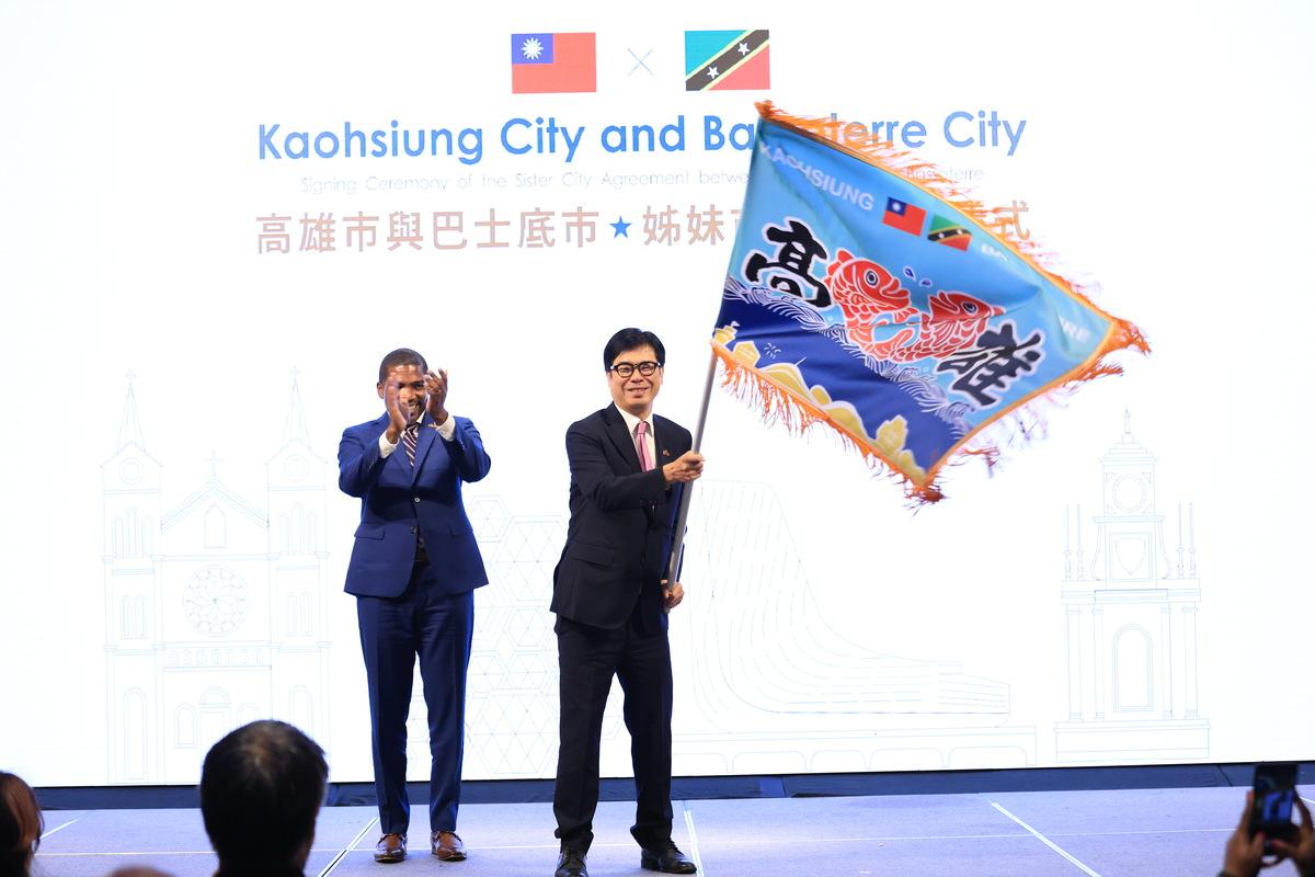 陳其邁(右)揮舞大漁旗，祝福兩市合作豐碩、兩國邦誼長揚。 圖：高雄市行國處/提供
