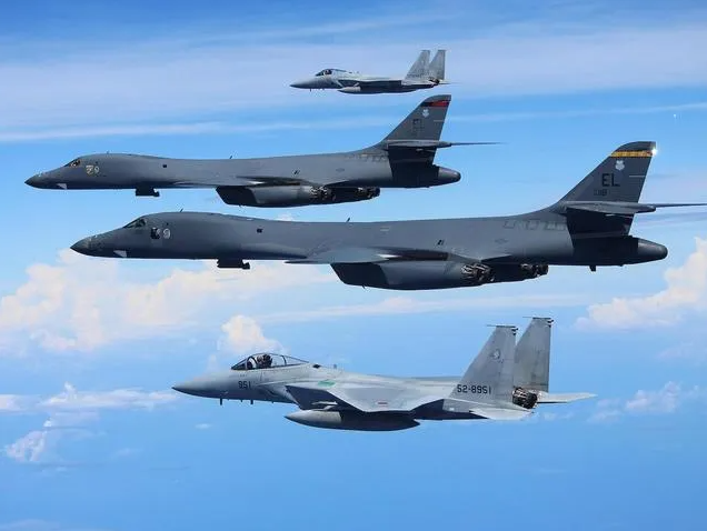 近期，美國兩架 B-1B 戰略轟炸機進入烏克蘭領空，引起了國際社會的高度關注。 圖 : 翻攝自騰訊網