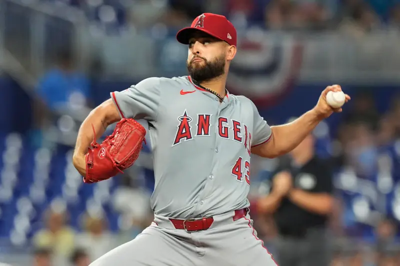 ▲MLB美國職棒今（25）日洛杉磯天使傳出不幸消息，陣中主力先發投手Patrick Sandoval前役面對道奇時，不慎受傷提前退場，如今傷勢確定為手肘尺側副韌帶撕裂，後續將動刀治療，本賽季也宣告報銷。（圖／美聯社／達志影像）