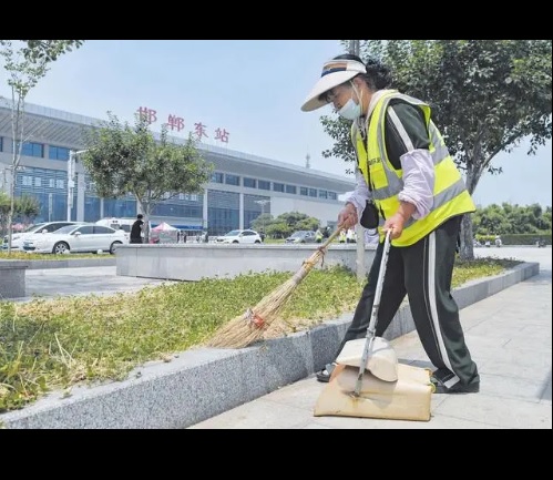 近期中國河北省一位官員被爆出冒領環衛工人薪資長達 8 年時間，共領了 556 萬人民幣(折合新台幣約 2486.33 萬)，相關消息引發大量中國網友的憤怒。(示意圖) 圖：翻攝自 老趙日常趣談