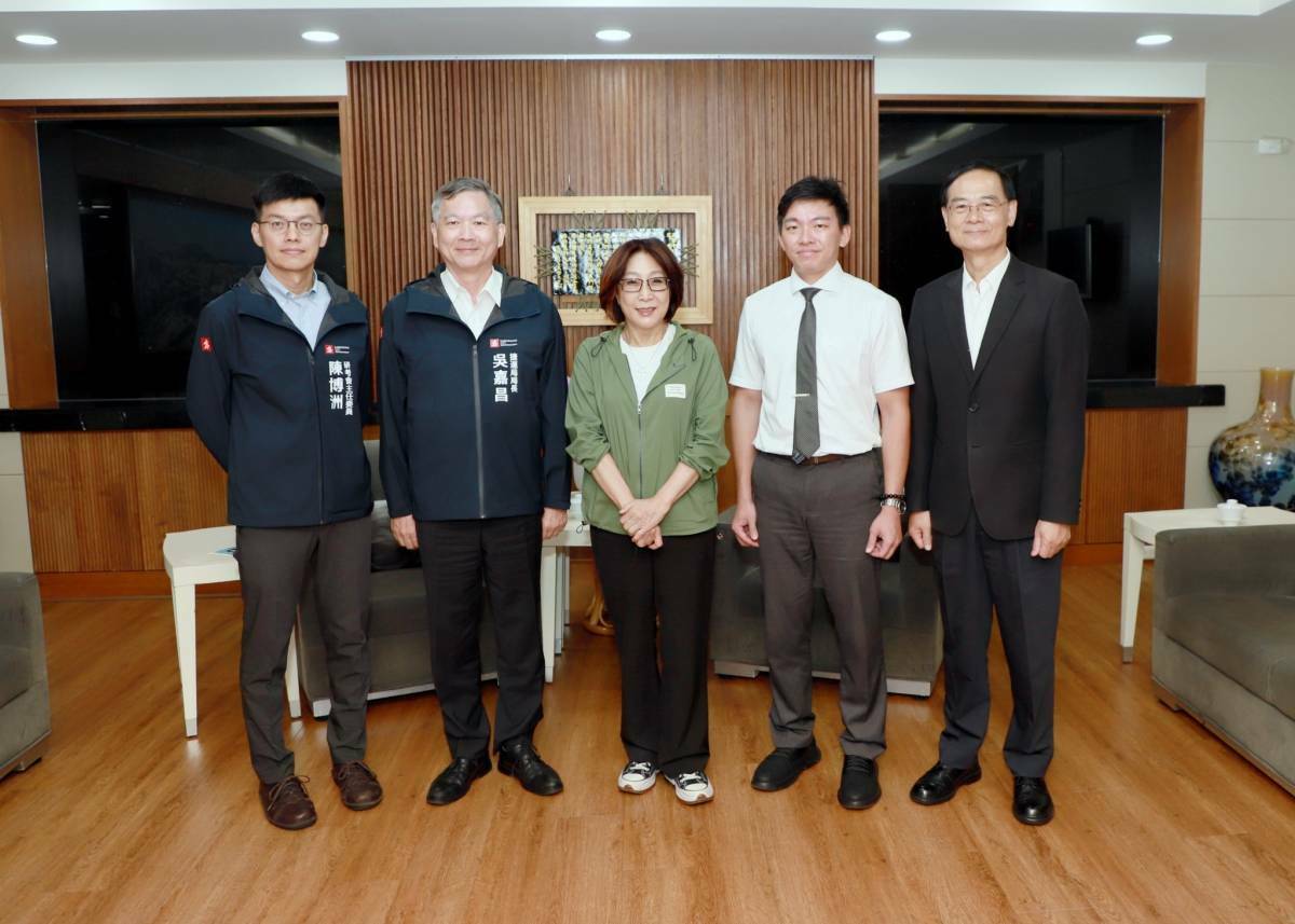 陳博洲(左一)、吳嘉昌(左二)及吳立森(右二)拜會康裕成。 圖：高雄市議會/提供