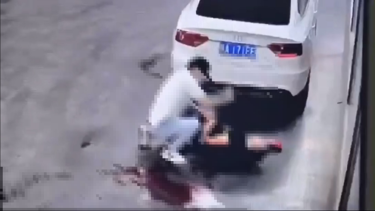 廣東一名男子因女友被上司設局迷姦，手持雙刀對上司進行復仇。 圖：擷取自 @LUOXIANGZY X 分享影片