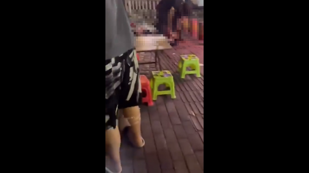 湖南一名男子手持刀械殺死妻子與她的情人，造成兩人死亡。 圖：擷取自 @xinwendiaocha X 分享影片
