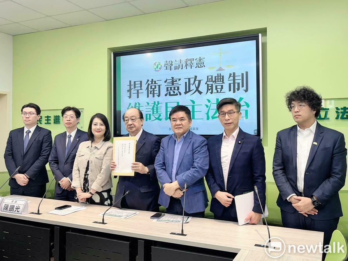 民進黨團今(26)日針對國會改革法案，正式向司法院聲請釋憲。 圖：金大鈞/攝